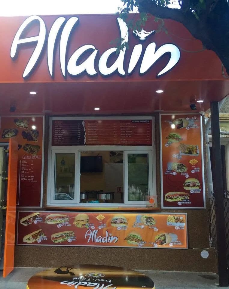 Fațada shaormeriei Alladin de pe Strada Spiru Haret, Buzău, ziua