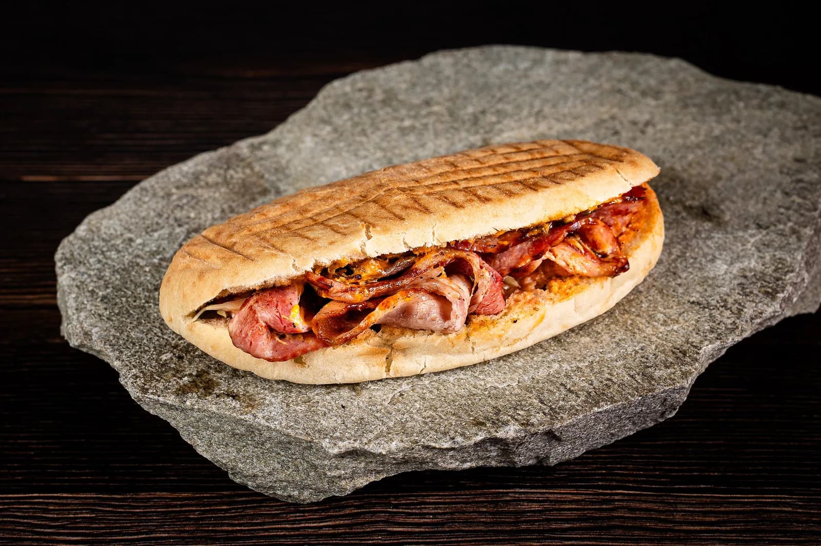 Baghetă Bacon presată, cu bacon, brânză Cheddar și urme de grătar pe coajă