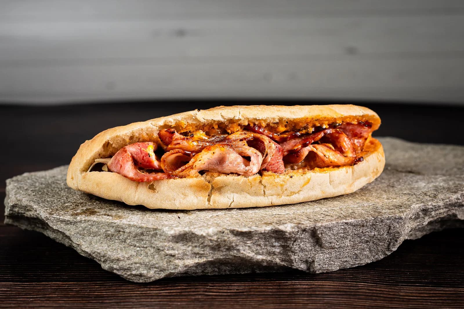 Baghetă Bacon cu brânză Cheddar, fotografiată pe fundal gri deschis