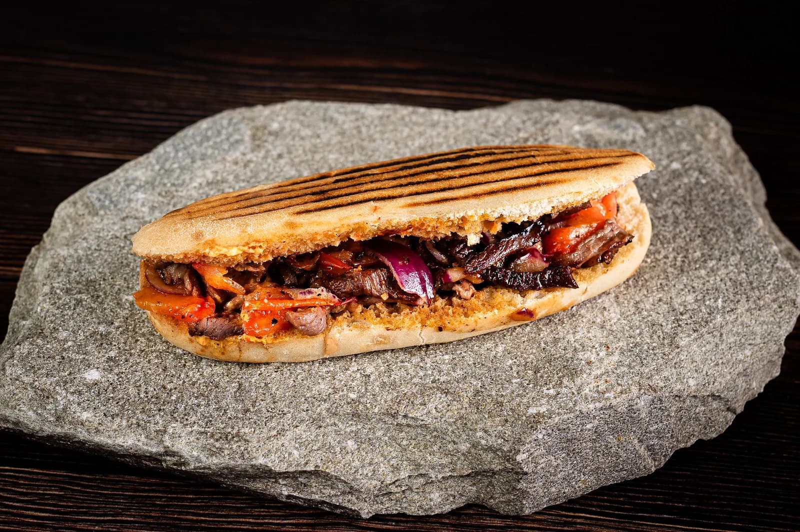 Baghetă Rustic: pastramă de oaie, ardei roșu și ceapă roșie